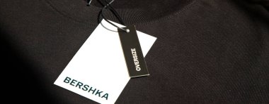 Yeni siyah Bershka L büyük beden tişört ve boş etiket, 29 Mart 2025 Maltepe Türkiye İstanbul Bershka mağazası