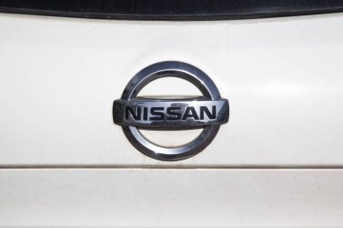 Nissan krom metal logosu, İstanbul 'da lüks araba, 07 Mayıs 2025 İstanbul Pendik Türkiye otomobil pazarı