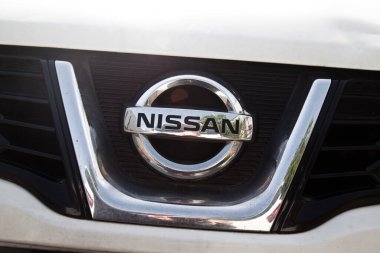 Nissan krom metal logosu, İstanbul 'da lüks araba, 07 Mayıs 2025 İstanbul Pendik Türkiye otomobil pazarı