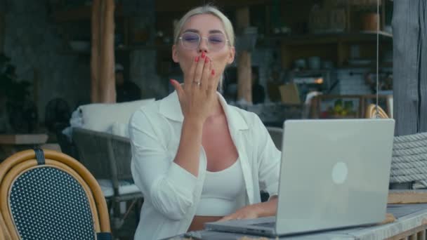 Chica Rubia Camisa Blanca Está Trabajando Con Ordenador Portátil Cafetería — Vídeos de Stock