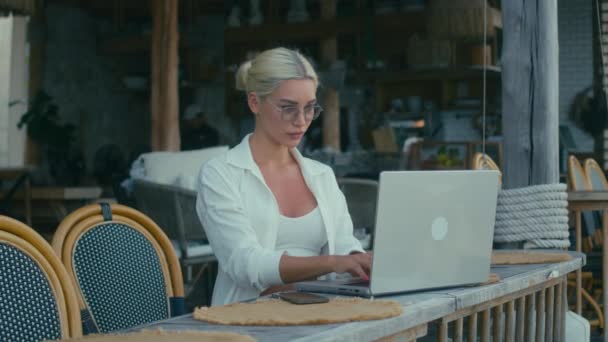 Blonde Girl White Shirt Working Laptop Cafe Looking Camera Freelance — Stock Video