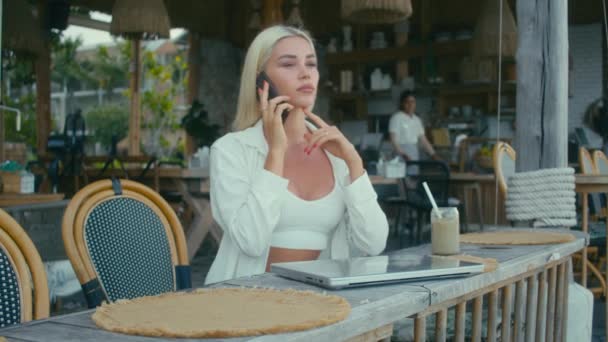 Blond Meisje Wit Shirt Werkt Met Laptop Café Kijkend Naar — Stockvideo