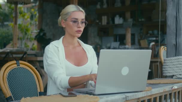 Blonde Girl White Shirt Working Laptop Cafe Looking Camera Freelance — Stock Video