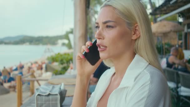 Blondynka Białej Koszuli Rozmawiająca Przez Telefon Kawiarni — Wideo stockowe