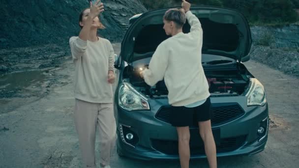 Samochód Zepsuł Się Wiejskiej Drodze Kobiety Nie Wiedzą Robić Kiedy — Wideo stockowe