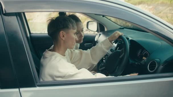 Samochód Zepsuł Się Wiejskiej Drodze Kobiety Nie Wiedzą Robić Kiedy — Wideo stockowe