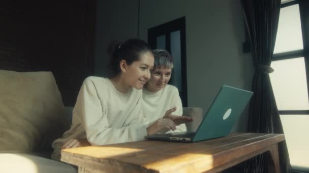 Zwei Junge Frauen Schauen Lustige Videos Auf Ihren Laptops Während — Stockvideo