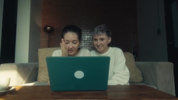 Genç Kadın Dizüstü Bilgisayarlarında Komik Videolar Izliyorlar Evde Dinlenirken Ağır — Stok video