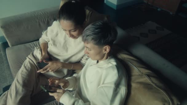 Deux Jeunes Femmes Assises Avec Leur Téléphone Sur Canapé Dans — Video
