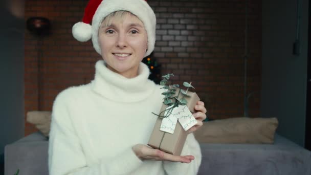 친구와 친척들을 크리스마스 선물을 포장하고 크리스마스 선물을 포장하고 여성들 크리스마스 — 비디오