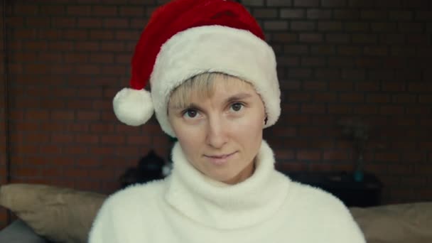 Mujer Joven Empacando Regalos Navidad Para Sus Amigos Familiares Primer — Vídeos de Stock