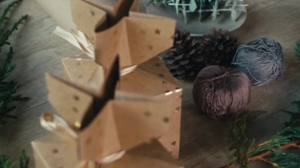 Ung Kvinna Packar Julklappar Till Sina Vänner Och Släktingar Närbild — Stockvideo