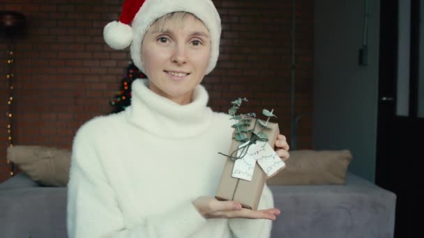 年轻女子为她的朋友和亲戚打包圣诞礼物 而女性则紧紧抓住包装圣诞礼物的手 圣诞装饰品 为节日作准备 — 图库视频影像
