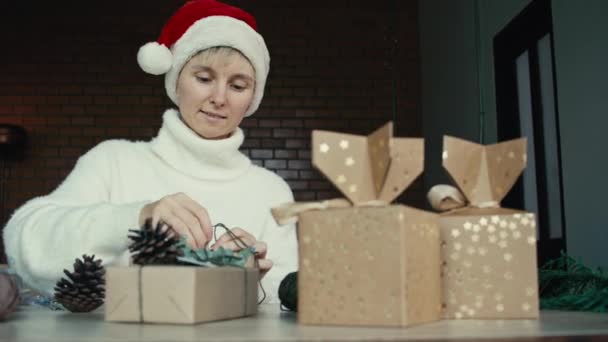 Mladá Žena Balení Vánoční Dárky Pro Své Přátele Příbuzné Zblízka — Stock video