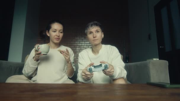Två Unga Kvinnor Spelar Ett Spel Soffan Sitt Hem Slow — Stockvideo