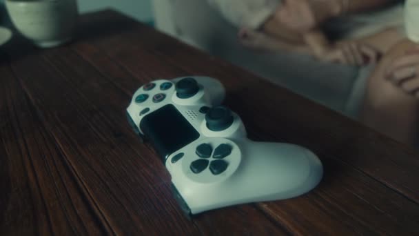 Két Fiatal Videojátékozik Otthon Kanapén Lassított Felvételen — Stock videók