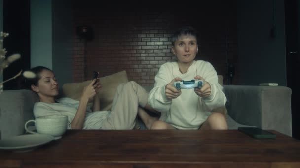 Twee Jonge Vrouwen Spelen Een Videospel Bank Hun Huis Slow — Stockvideo