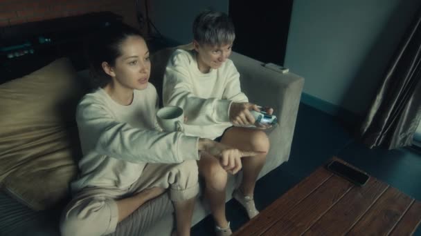 Дві Молоді Жінки Грають Відеогру Дивані Вдома Повільний Рух — стокове відео