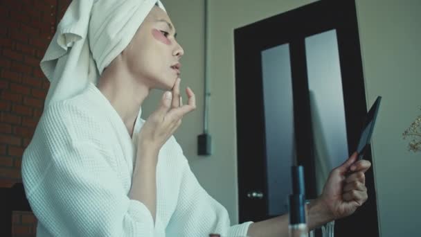 Unga Asiatiska Transsexuella Queer Mannen Gör Sin Makeup Sitt Rum — Stockvideo
