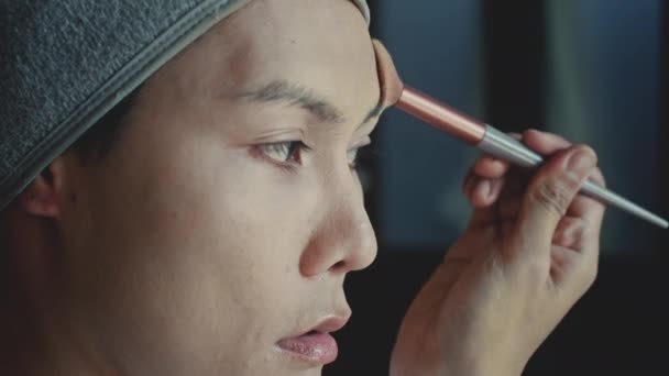 Unga Asiatiska Transsexuella Queer Mannen Gör Sin Makeup Sitt Rum — Stockvideo