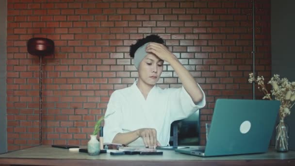 Young Asian Transgender Queer Man Learns How Makeup Online Laptop — Vídeo de Stock