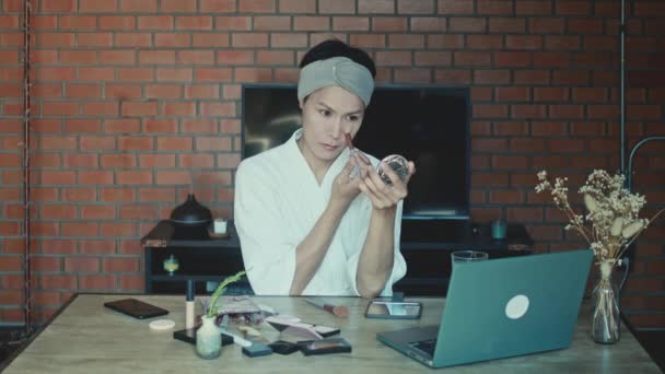 Young Asian Transgender Queer Man Learns How Makeup Online Laptop — Stock videók