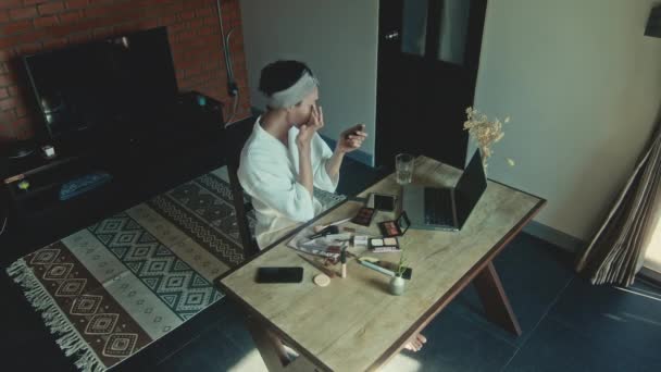 Young Asian Transgender Queer Man Learns How Makeup Online Laptop — Videoclip de stoc