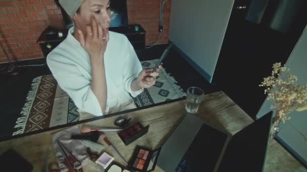 Young Asian Transgender Queer Man Learns How Makeup Online Laptop — Stok video