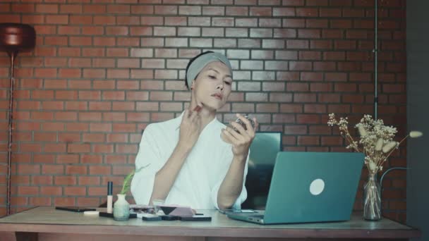若いアジアのトランスジェンダーのクィアの男は ラップトップ上でオンライン化粧を行う方法を学ぶ — ストック動画