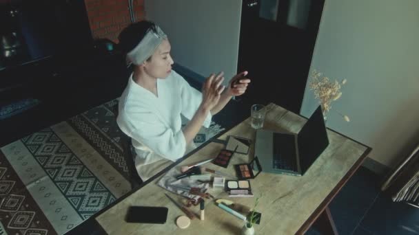 Young Asian Transgender Queer Man Learns How Makeup Online Laptop — Video Stock