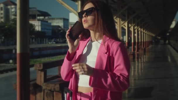 Gorgeous Woman Pink Suit Standing Train Station Talking Her Mobile — Αρχείο Βίντεο