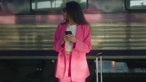 Gorgeous Woman Pink Suit Standing Train Station Talking Her Mobile — Stockvideo