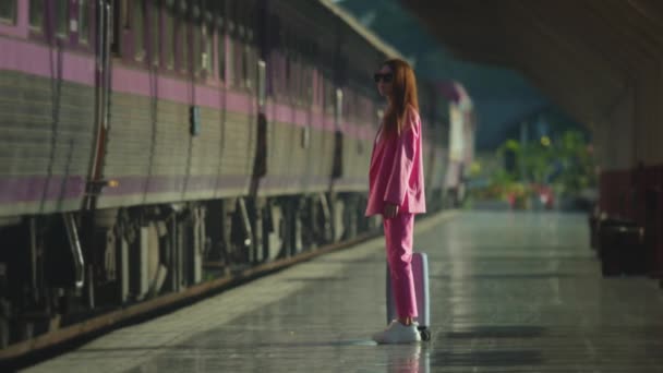 Young Woman Pink Suit Suitcase Missed Her Train Slow Motion — Vídeo de stock