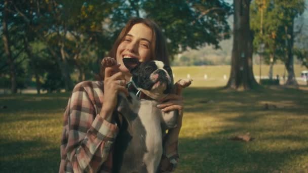 Jovem Mulher Abraça Seu Boston Terrier Pôr Sol Parque Câmera — Vídeo de Stock