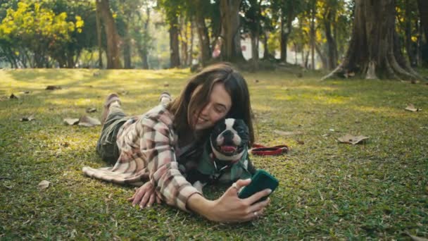 Young Woman Takes Selfie Her Boston Terrier Sunset Park Slow — Vídeo de Stock