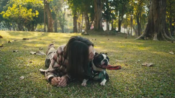 Młoda Kobieta Przytula Boston Terrier Zachodzie Słońca Parku Zwolnionym Tempie — Wideo stockowe