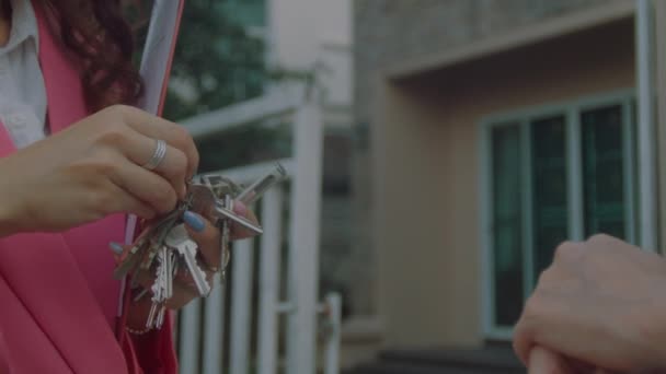 Übergabe Der Hausschlüssel Durch Einen Immobilienmakler Eine Frau Die Ein — Stockvideo