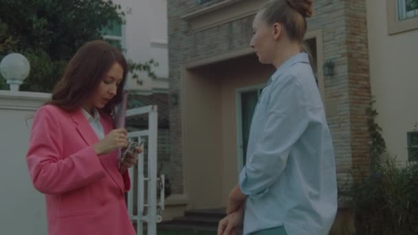 Entregar Chaves Uma Casa Por Agente Imobiliário Uma Mulher Que — Vídeo de Stock