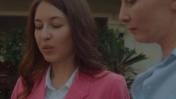 Ung Kvinnlig Fastighetsmäklare Rosa Kostym Med Dokument Handen Visar Hus — Stockvideo