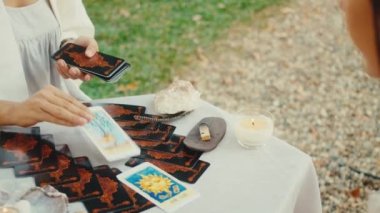 Kel falcı tarot kartları okuyor, bir müşteri için okuma yapıyor. Yavaş çekim