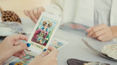 Kel falcı tarot kartları okuyor, bir müşteri için okuma yapıyor. Yavaş çekim