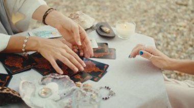 Kel falcı tarot kartları okuyor, bir müşteri için okuma yapıyor. Yavaş çekim