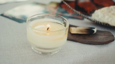 Falcı tarot kartları okuyor, bir müşteri için okuma yapıyor. Yakın çekim yavaş çekim.