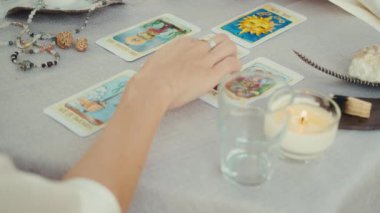 Falcı tarot kartları okuyor, bir müşteri için okuma yapıyor. Yakın çekim yavaş çekim.