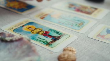 Falcı tarot kartları okuyor, bir müşteri için okuma yapıyor. Yakın çekim yavaş çekim.