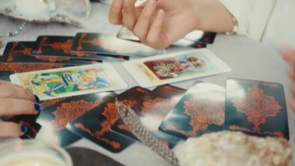Wahrsagerin Liest Tarotkarten Und Liest Für Einen Kunden Nahaufnahme Zeitlupe — Stockvideo