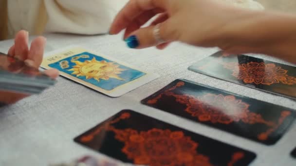 Jósnő Tarot Kártyákat Olvas Olvasgat Egy Ügyfélnek Közeli Lassított Felvétel — Stock videók