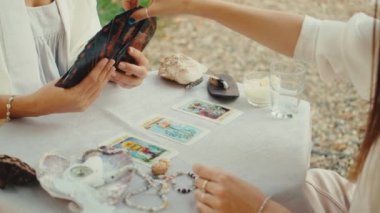 Kel falcı tarot kartları okuyor, bir müşteri için okuma yapıyor. Yavaş çekim