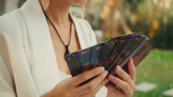 Kopasz Jövendőmondó Olvasás Tarot Kártyák Portré Lassított Felvételen — Stock videók