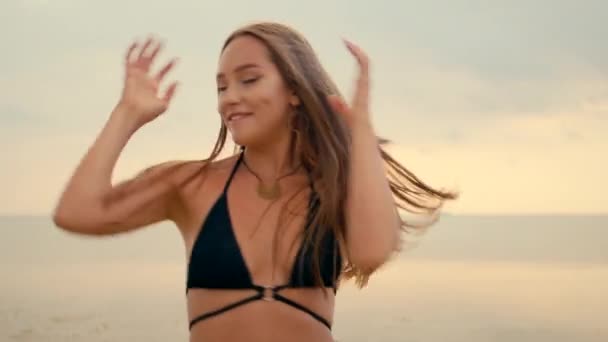 Prachtig Langharig Meisje Draaiend Het Strand Bij Zonsondergang Slow Motion — Stockvideo